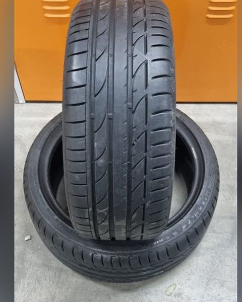 Foto de referencia de un neumático de segunda mano parecido al 255/40 R19