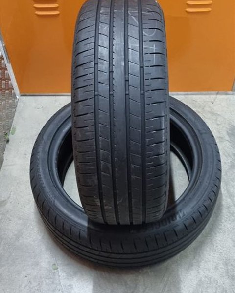 Foto de referencia de un neumático de segunda mano parecido al 255/55 R20