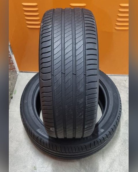 Foto de referencia de un neumático de segunda mano parecido al 245/40 R18